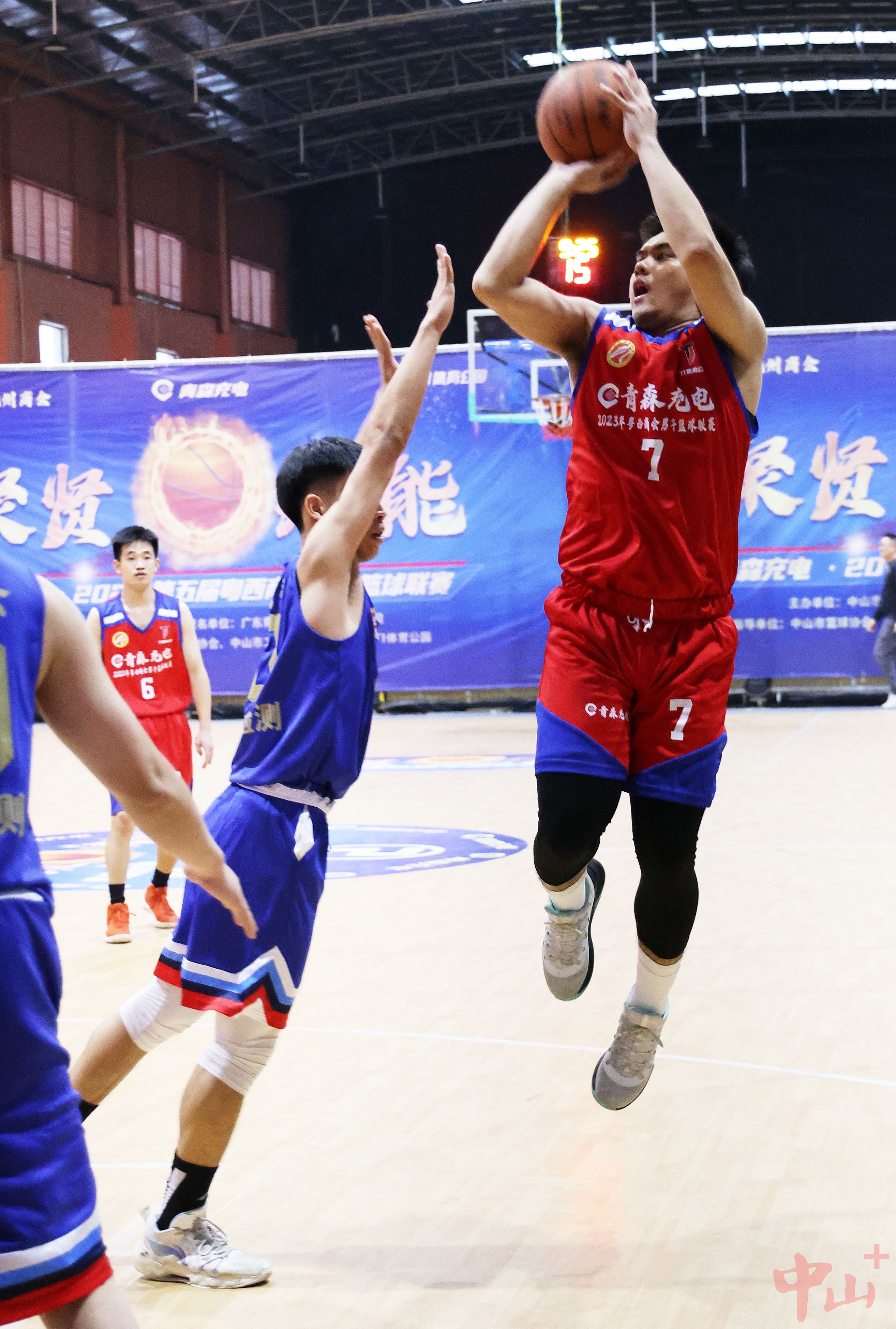 篮球职业赛季即将开始，球队备战紧张